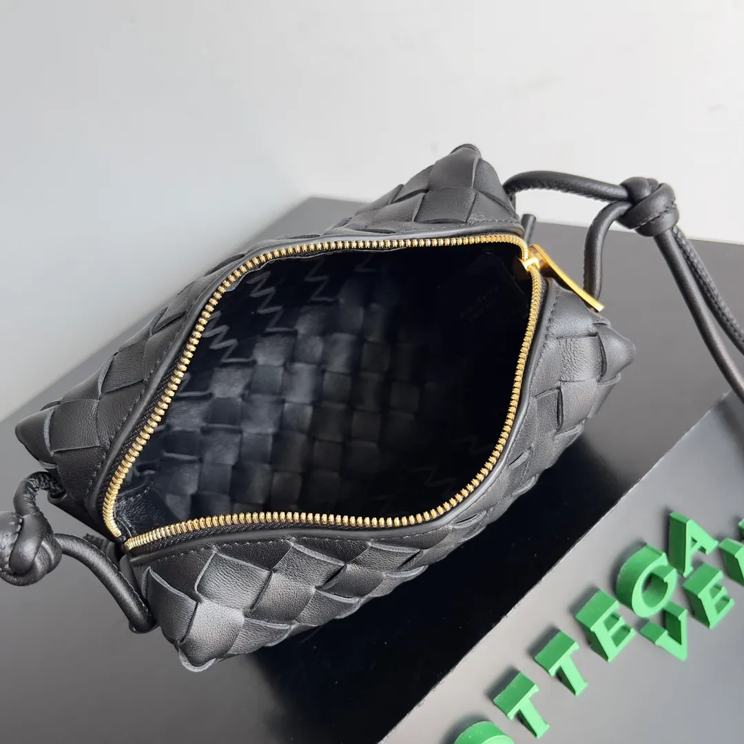 Batch 1560 New version and new color (third generation) 𝗕𝗼𝘁𝘁𝗲𝗴𝗮 𝗩𝗲𝗻𝗲𝘁𝗮———— The latest version of the loop camera bag💥 at the BV King of Cost-Effectiveness counter, large woven texture➕As always, ultra-high-quality lambskin, with zippers and adjustable drawstrings, it is especially suitable for the belly💫It can fit anything, and it is very light in weight. It is suitable for girls of all ages. Size: 17*10*6cm Style number: 723547